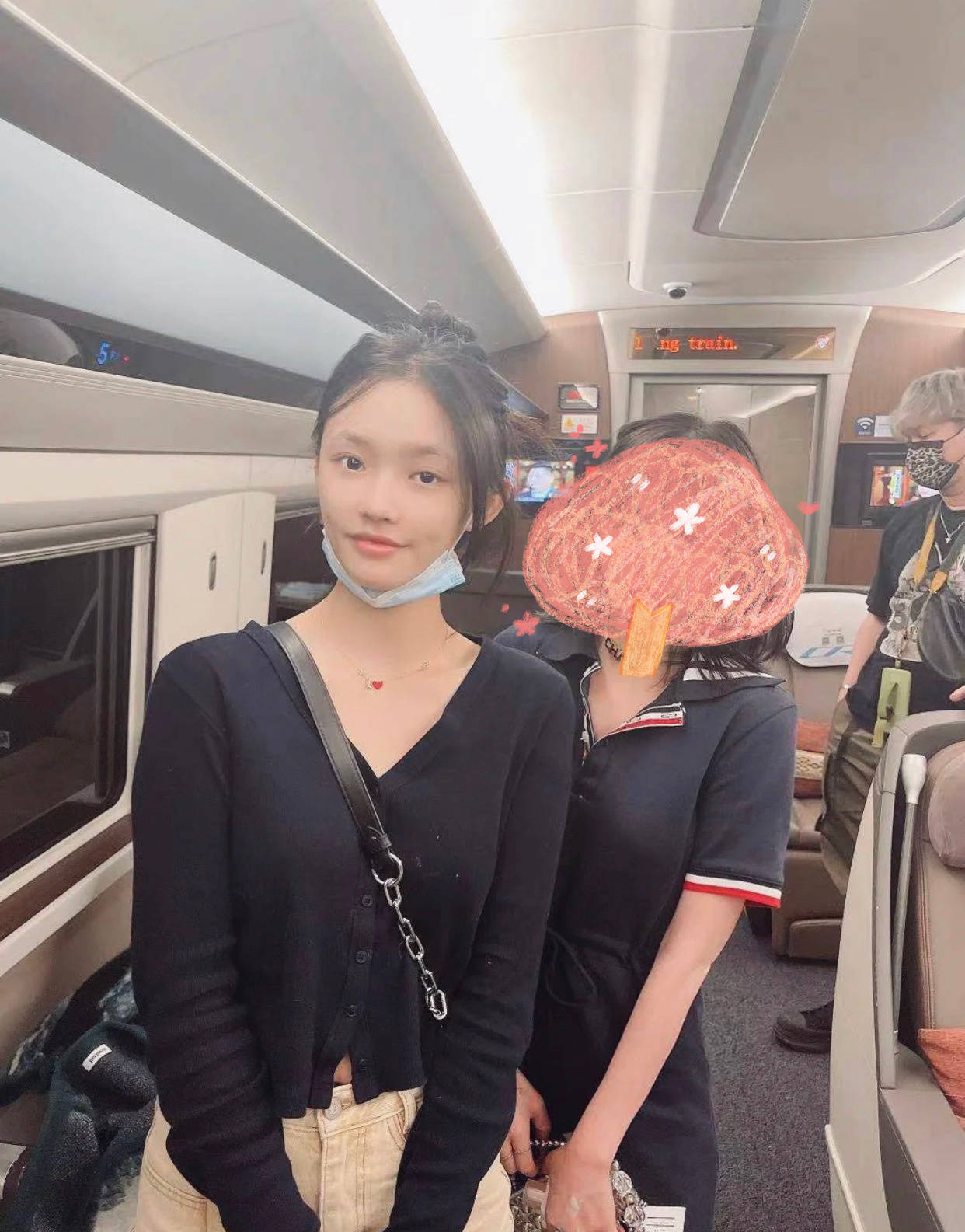 林允素颜坐高铁被偶遇 与路人亲切合影被赞性格好-搜狐大视野-搜狐新闻