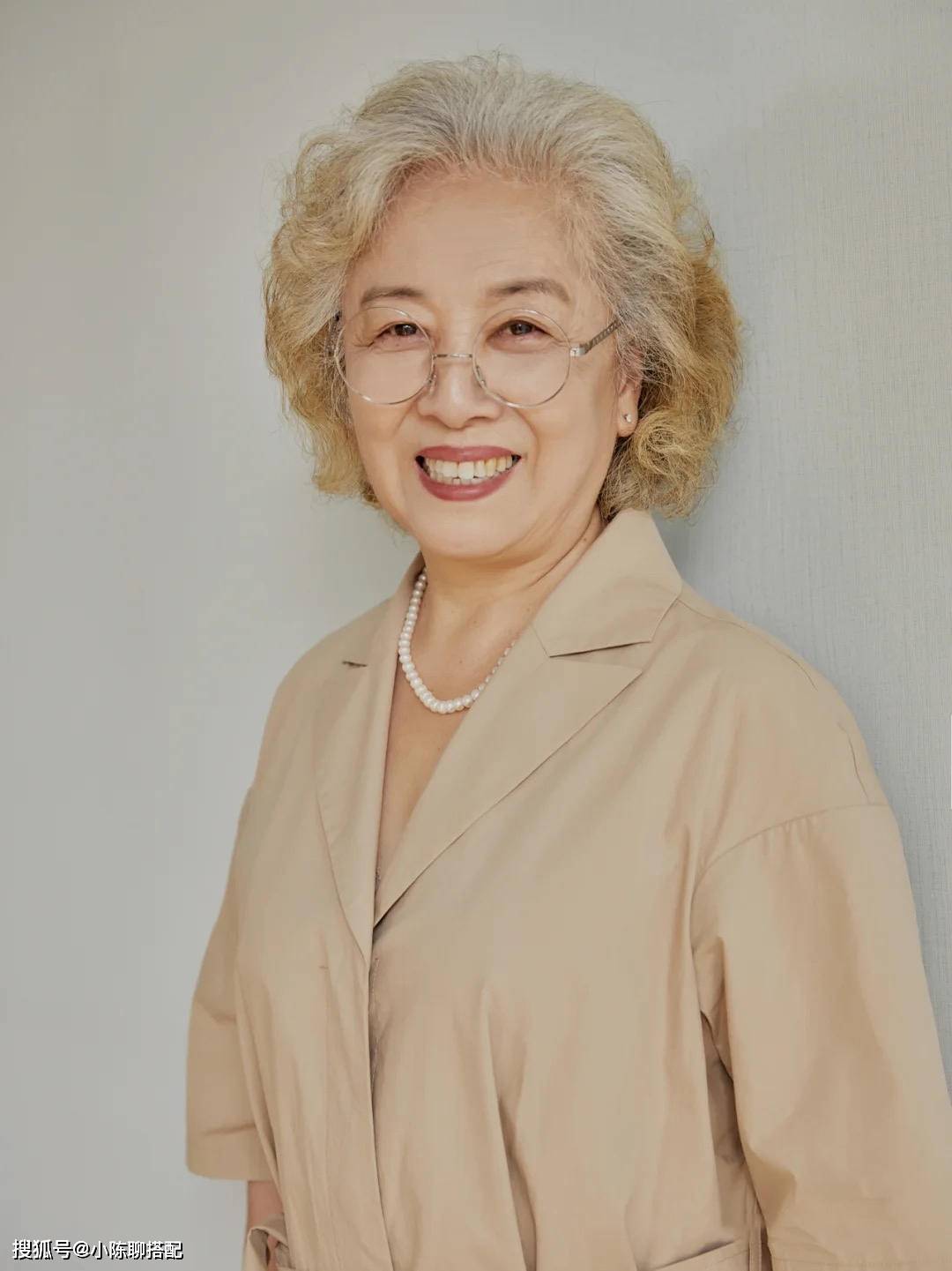 这才是真正的岁月美人 年过60的女性 多学习这位奶奶的穿搭 气质 这才是真正的岁月美人 年过60的女性 多学习这位奶奶的穿搭 气质
