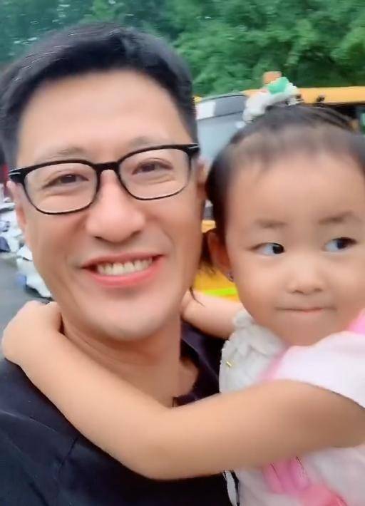 46岁于震是女儿奴紧抱孩子不撒手二婚娶小13岁娇妻生3娃