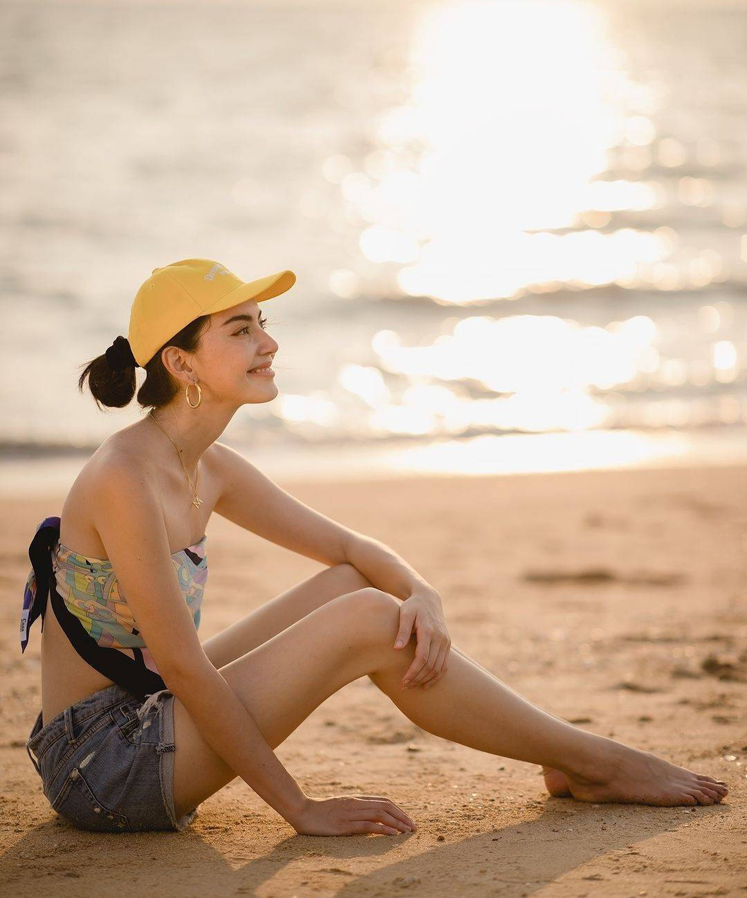 泰国女星拍摄海边写真丝巾裹胸性感奔放