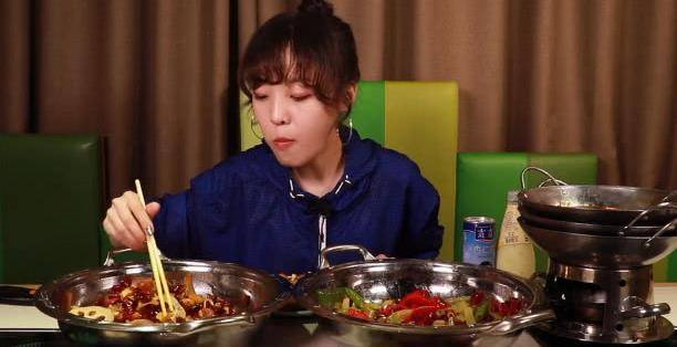 大胃王mini官宣结婚结婚照眼睛浮肿脸部肿胀被嘲是发面馒头