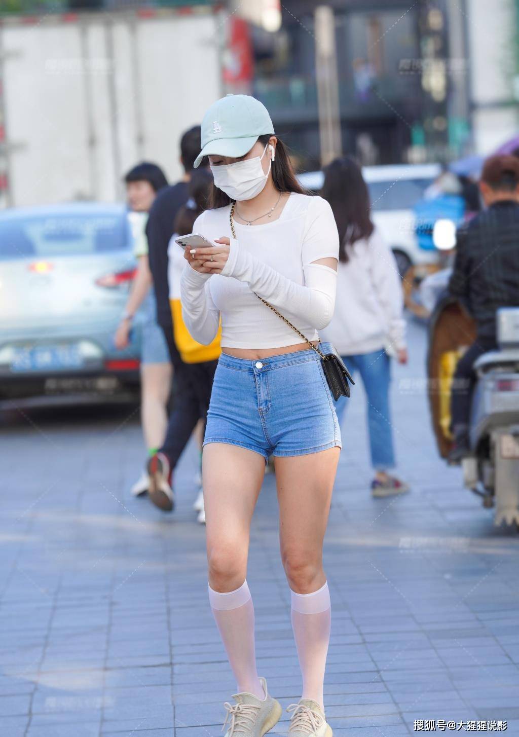 原创街拍:小姐姐夏日的清凉装,牛仔紧身短裤配t恤,校园风格即时感