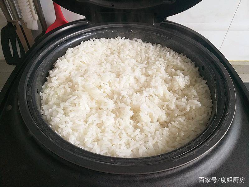 米饭换个做法格外香,家人都夸好吃,每人吃两大碗不过瘾