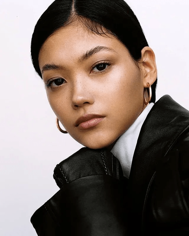 比如日法混血超模新人mika schneider,18岁出道就引起了时尚界的极大