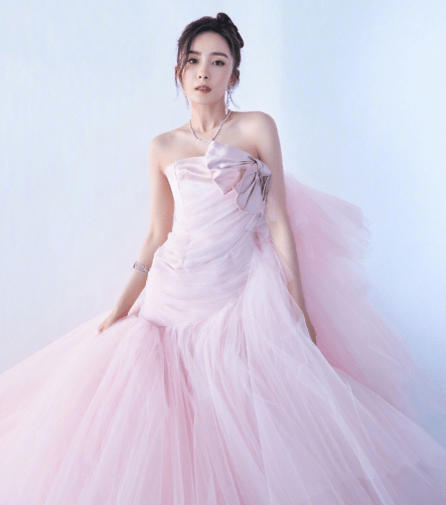 杨幂罕见穿旗袍,照片公开后点赞数超30万,秀出身材太有冲击感