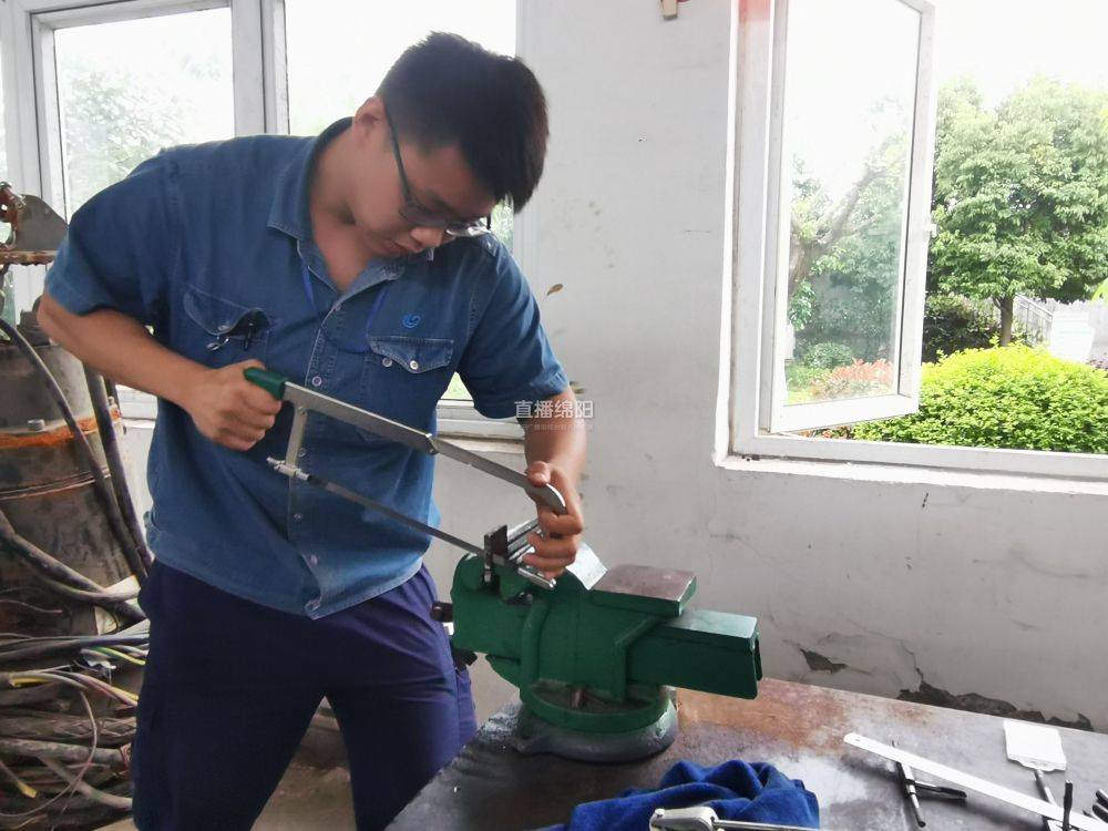 比武方面,选手们需要在一个半小时内,将巴掌大小的铁块,通过划线,锯削