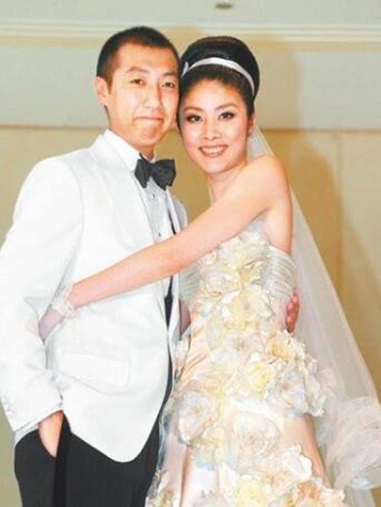 她曾是红极一时的女星,嫁给相恋多年的富豪,婚后生活令人羡慕!