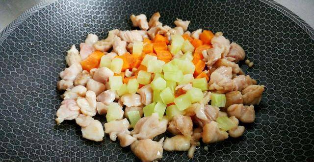 原创
解锁鸡肉家常菜,搭配莴苣与萝卜,色彩丰富更有食欲