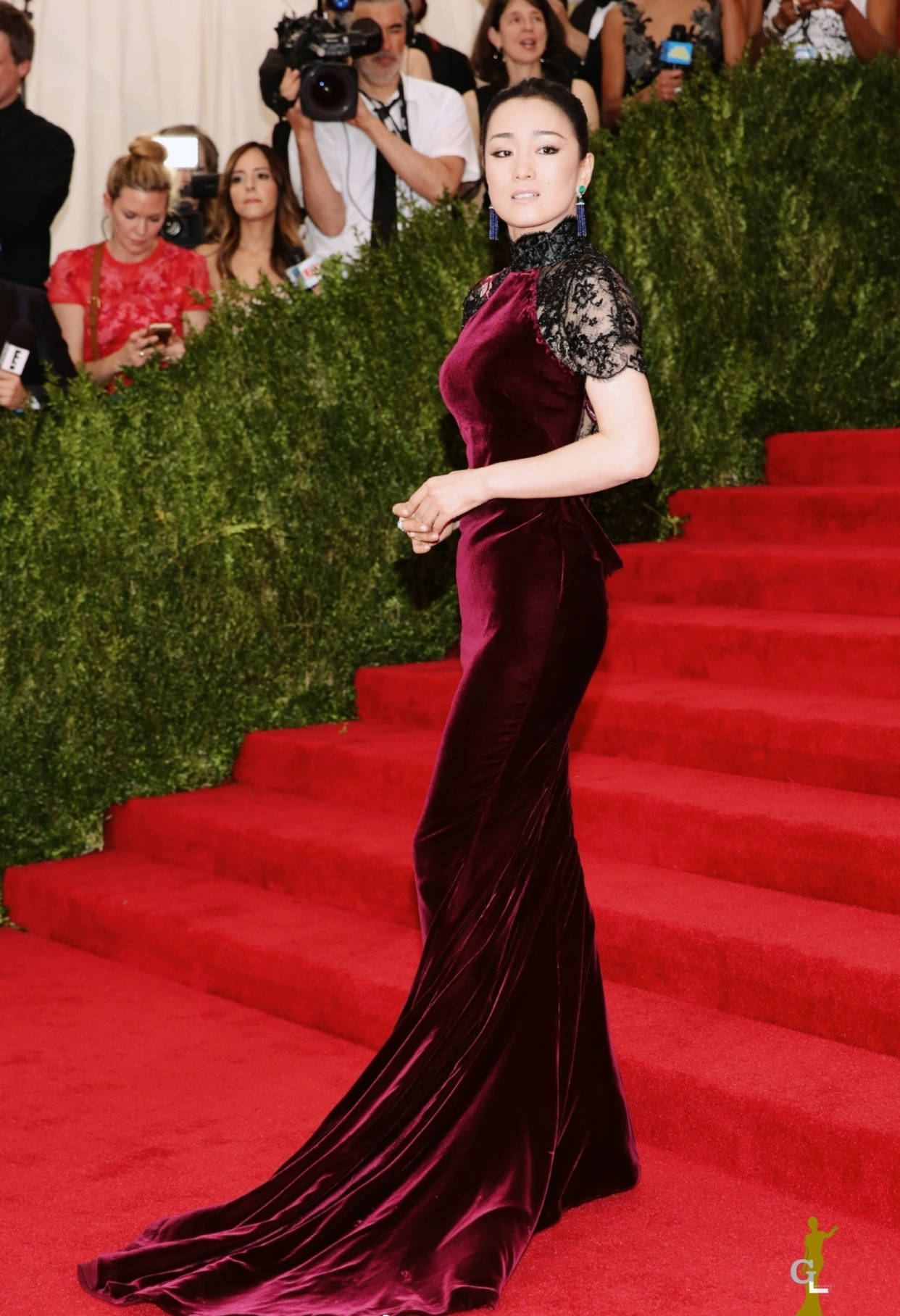 巩俐露背礼裙高雅霸气,轻松惊艳红毯,不愧是时光眷顾的美人