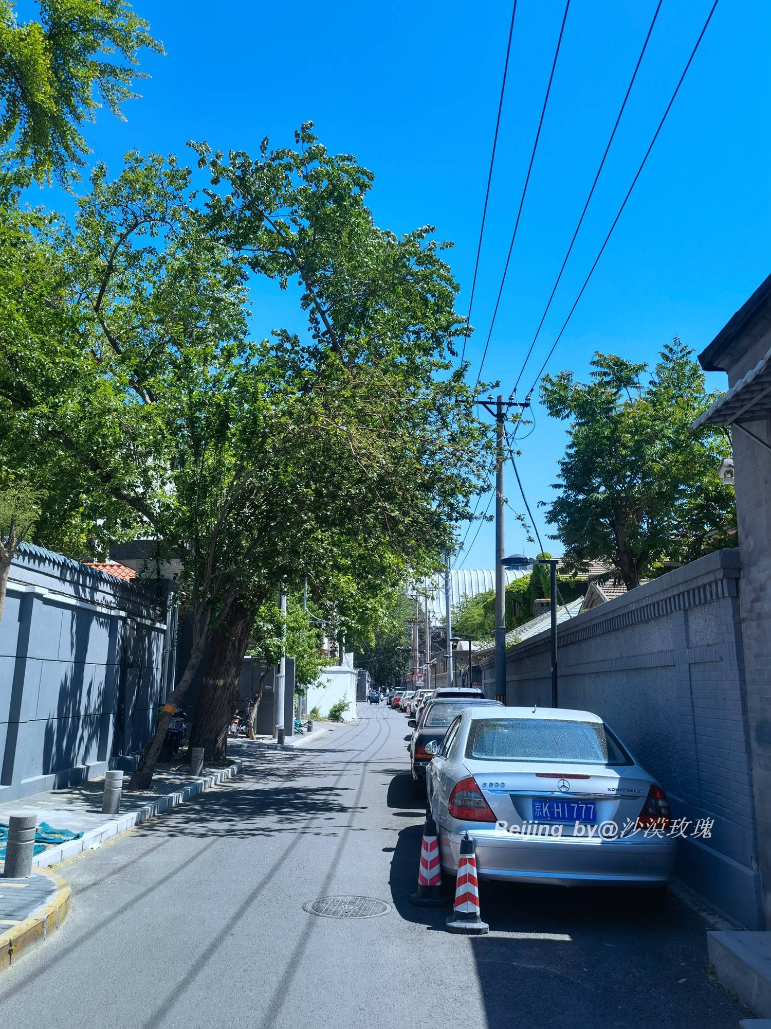 胡同西端是宁郡王府后门中段北侧是著名的新开路小学始建校于1891年