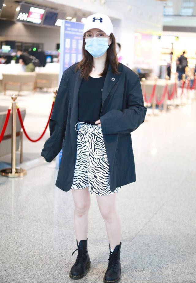 原创瘦腿成功的吴昕真自信衣服都破了仍穿着赶飞机又甜又酷真时髦