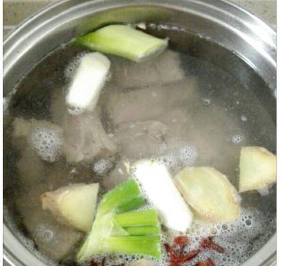 排骨汤怎么炖成奶白色了 e0a49f50be90430e9a6654074a5e436b.jpeg