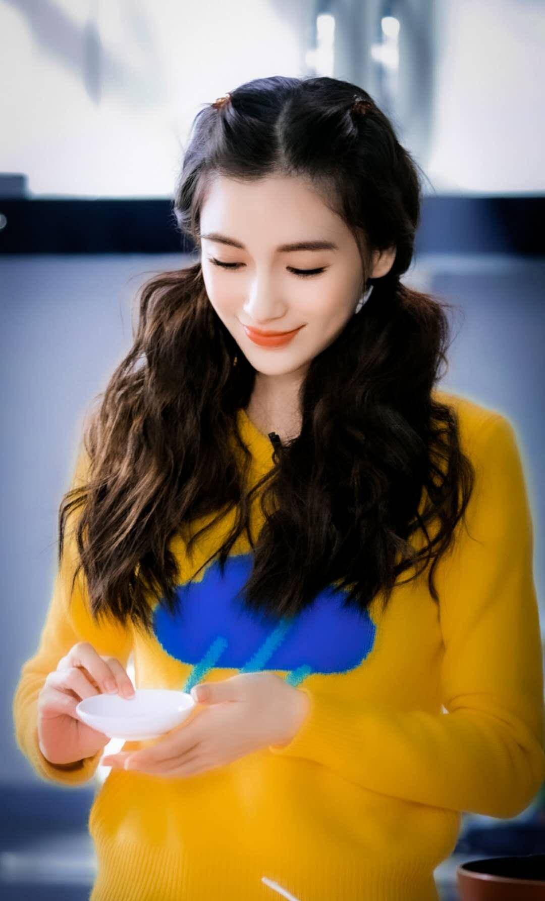 原创baby录制跨次元新星花边短裙秀修长美腿双马尾配领带可爱十足