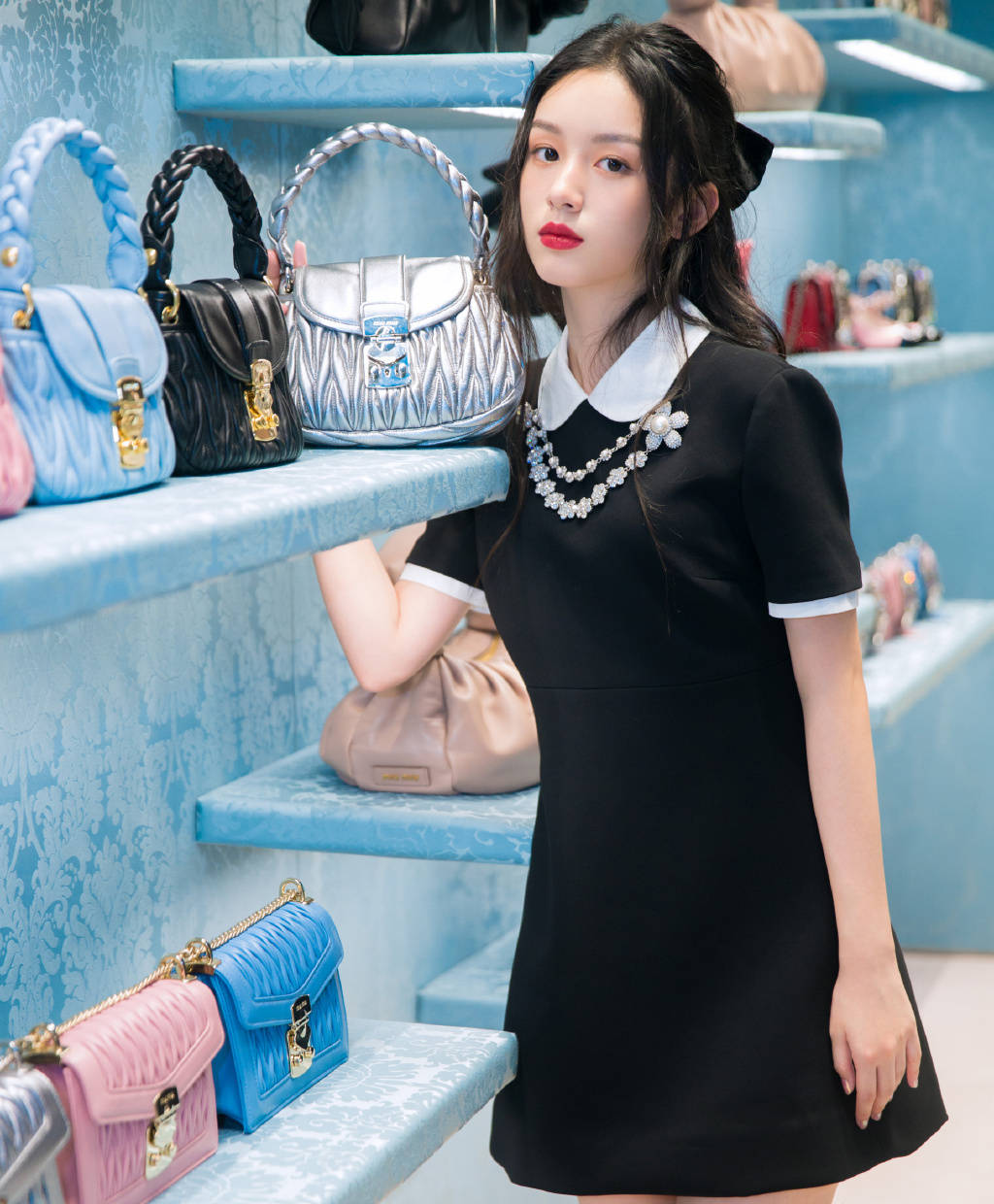 章泽天修身裙凸显傲人腰线,面对镜头甜美大方生图更能打!