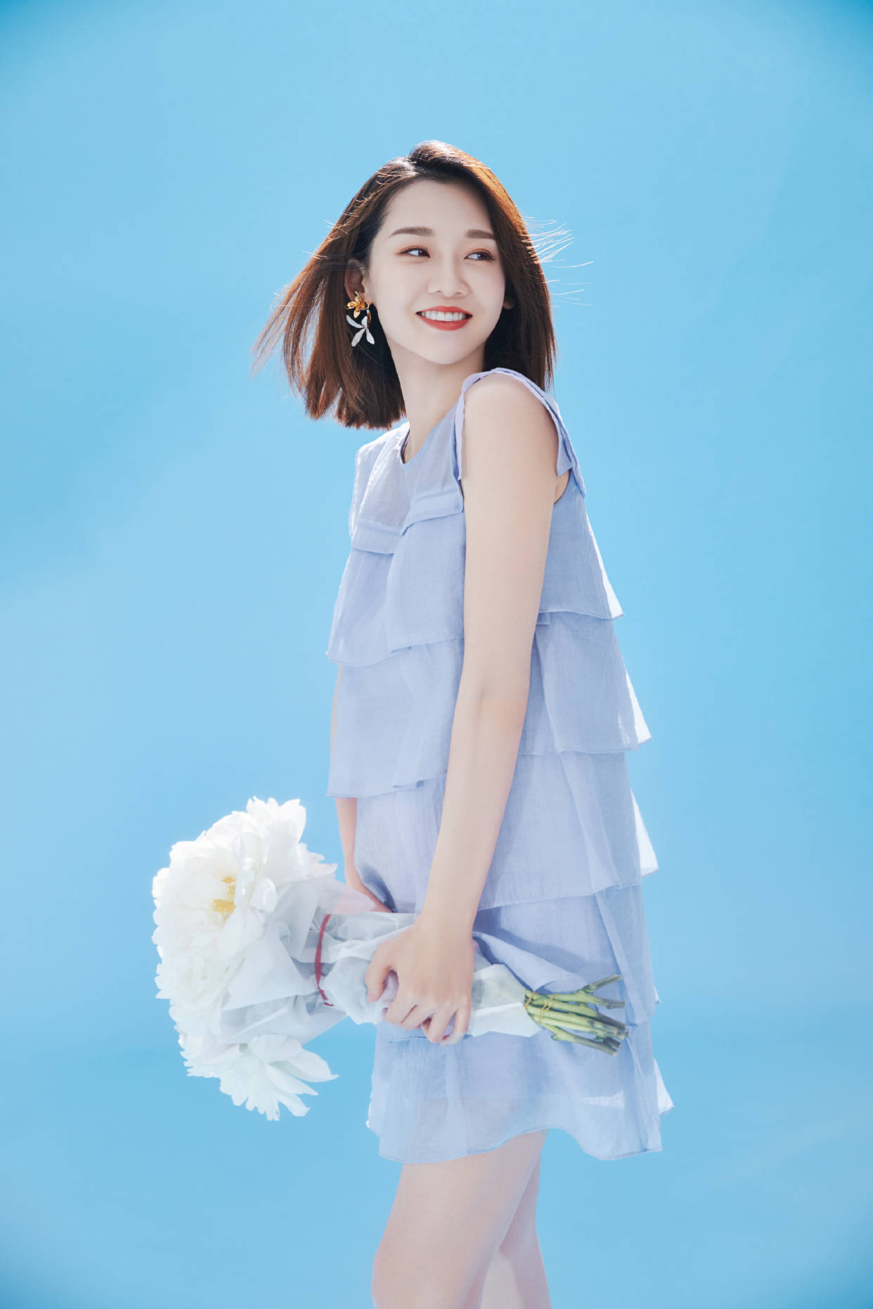 苗苗一袭天青旗袍文雅大气举手投足皆是风情曲线比例让人羡慕