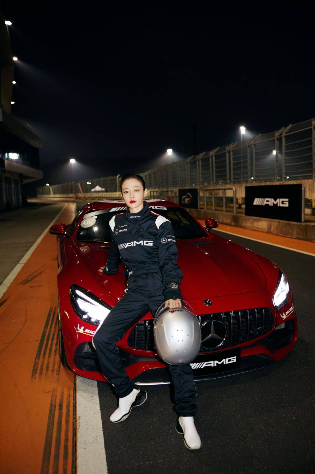 著名女演员谭卓与赛车手李静雯佩戴iwc万国表飞行员计时腕表"amg"特别