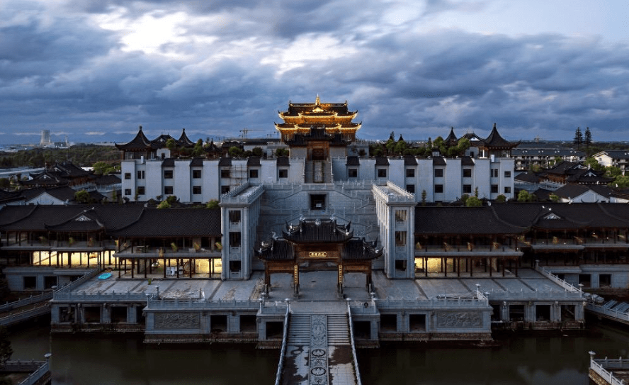 在庄严肃穆的紫檀宫中,欣赏工匠大师的艺术作品及雕刻技艺;学习红木