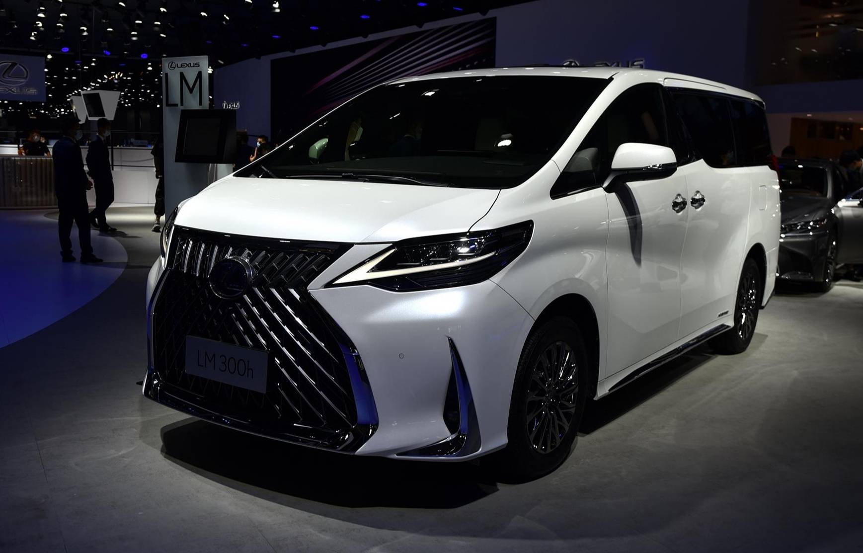 丰田埃尔法的亲兄弟雷克萨斯lm完成升级6缸引擎三电动门