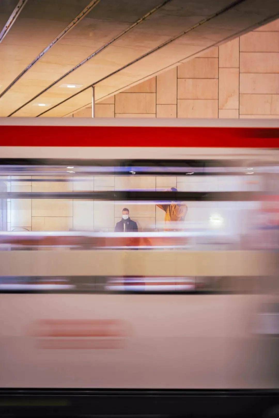 冷暖对比 拍摄器材:p40 pro  后期:snapseed 摄影:久久 短评:极简构图