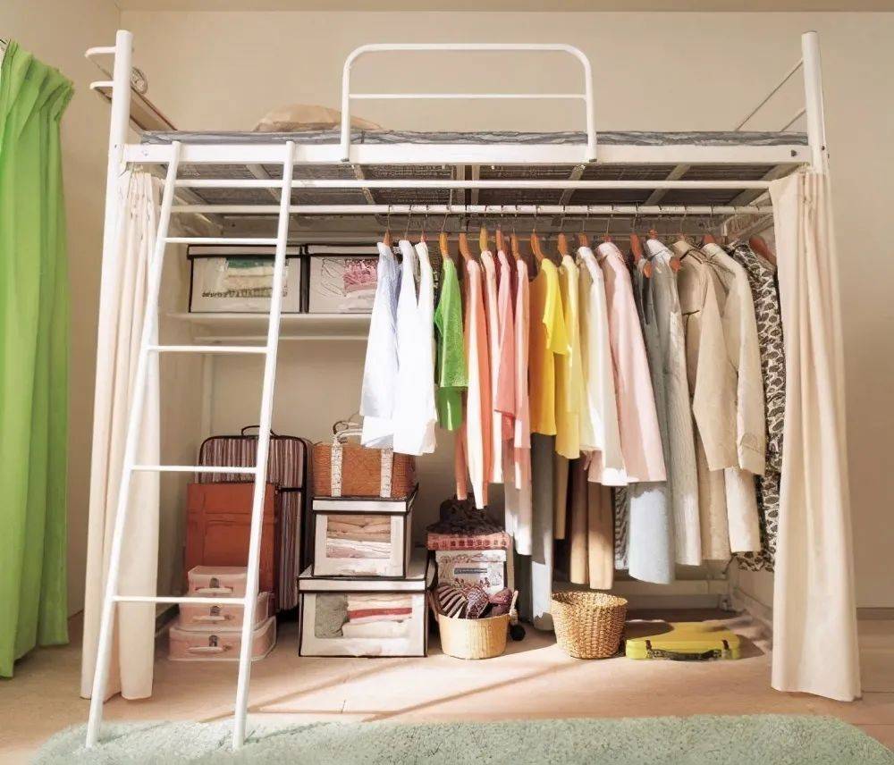 越来越多人选择做床下收纳,整个抬高做抽拉式,效果堪比衣帽间