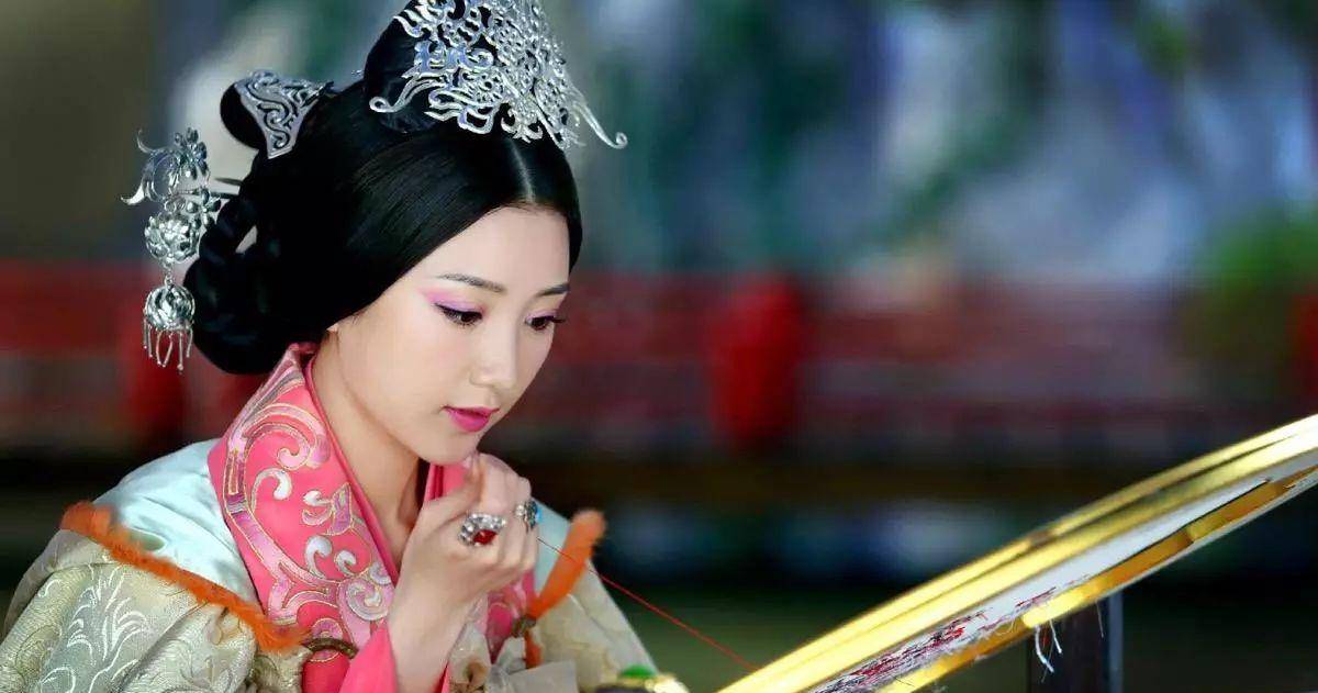 于是,以前嘴上说着年龄太小,不适合当皇后的霍光,很诚实地让上官皇后