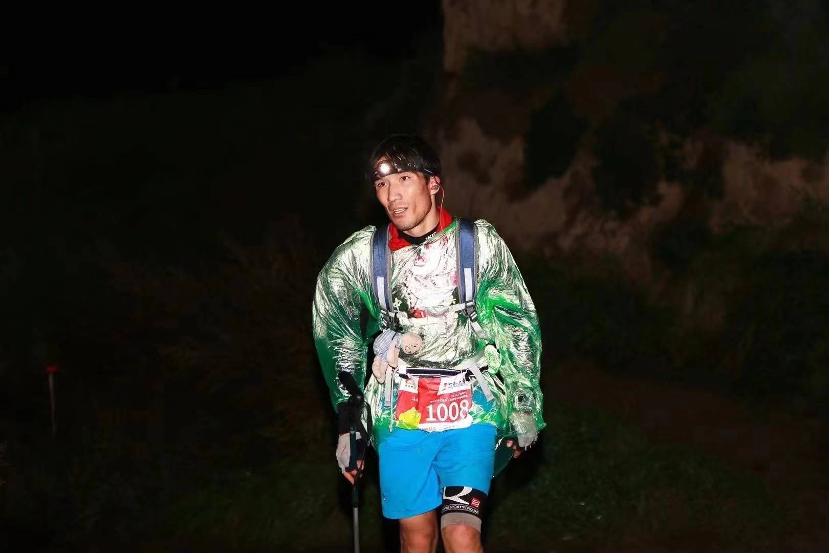 甘肃马拉松幸存者跑8公里祭奠逝者,直言:平安回家才是终点