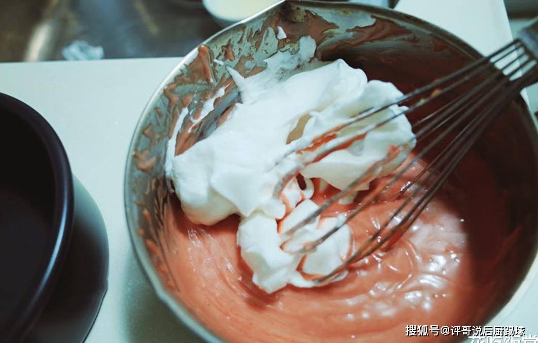 在家怎么自己做鸡蛋糕 104cb7fbacc4434b90b3230665c3bf37.jpeg