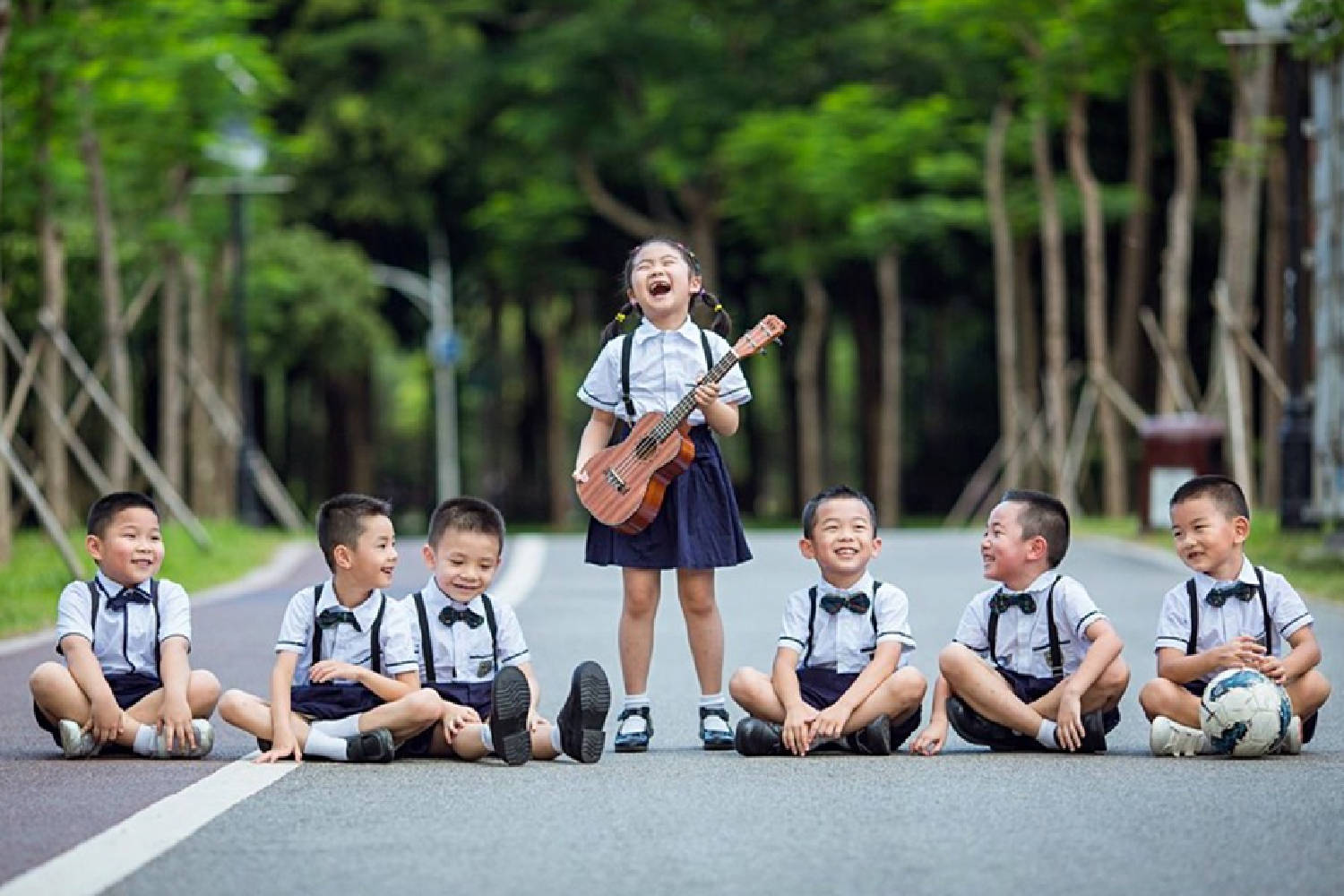 如今也不乏幼儿园给孩子们拍的毕业照都有创意,很新颖,孩子以后拿出来