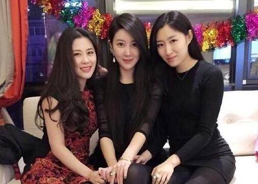 母女三人合照走红 看照片分不清谁是妈妈 网友 全是少女 粉紫色 母女三人合照走红 看照片分不清谁是妈妈 网友 全是少女 粉紫色