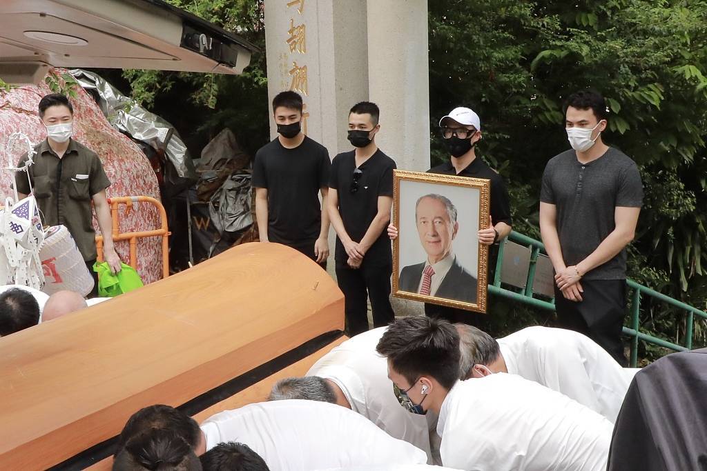 赌王去世时隔一年落葬 众亲现身送别 墓地风水颇有讲究 何超仪