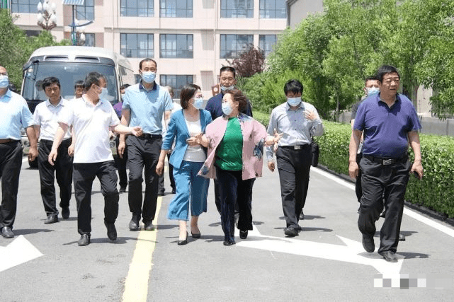 魏县教育体育局周军有局长和邯郸市旭日中学王运芳董事长等学校领导的