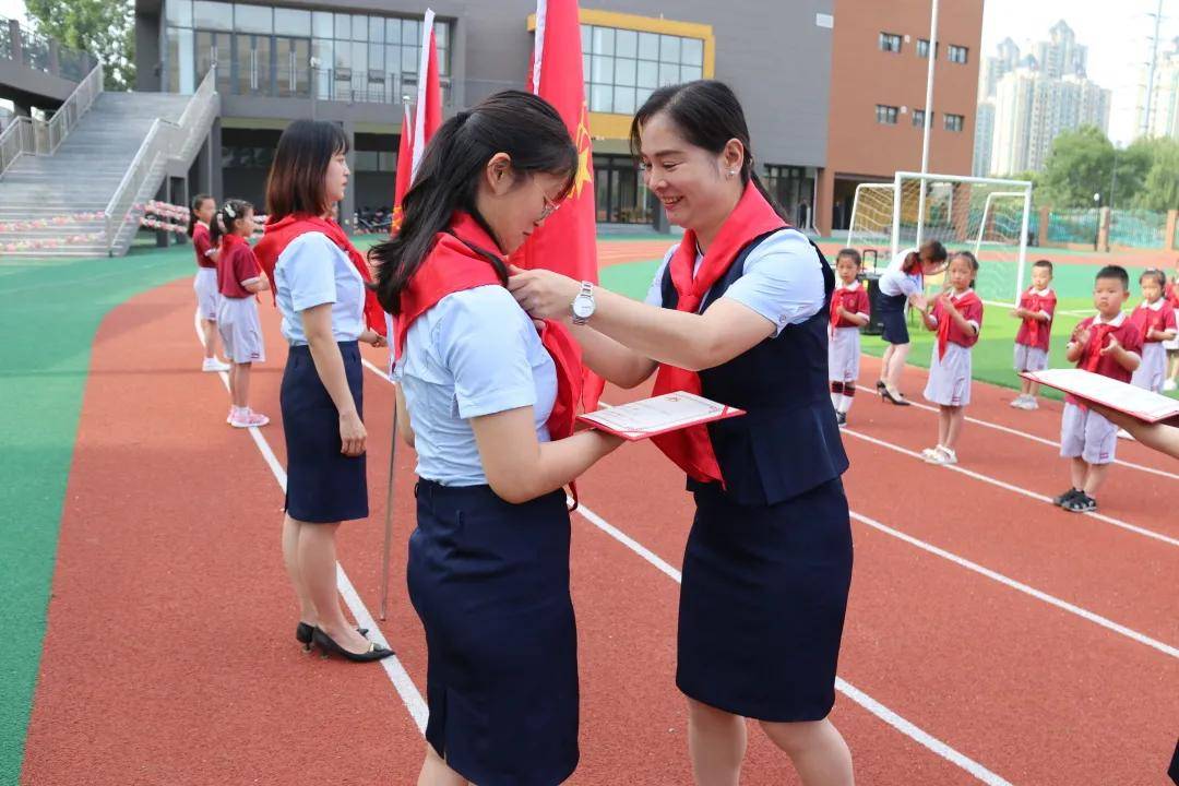 浐灞第十一小学举行"高举队旗跟党走 童心向党耀百年"一年级新队员