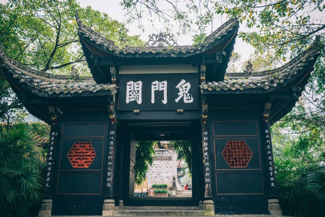 酆都鬼城」,是长江游轮客人常去的地方,这里以各种阴曹地府的建筑和