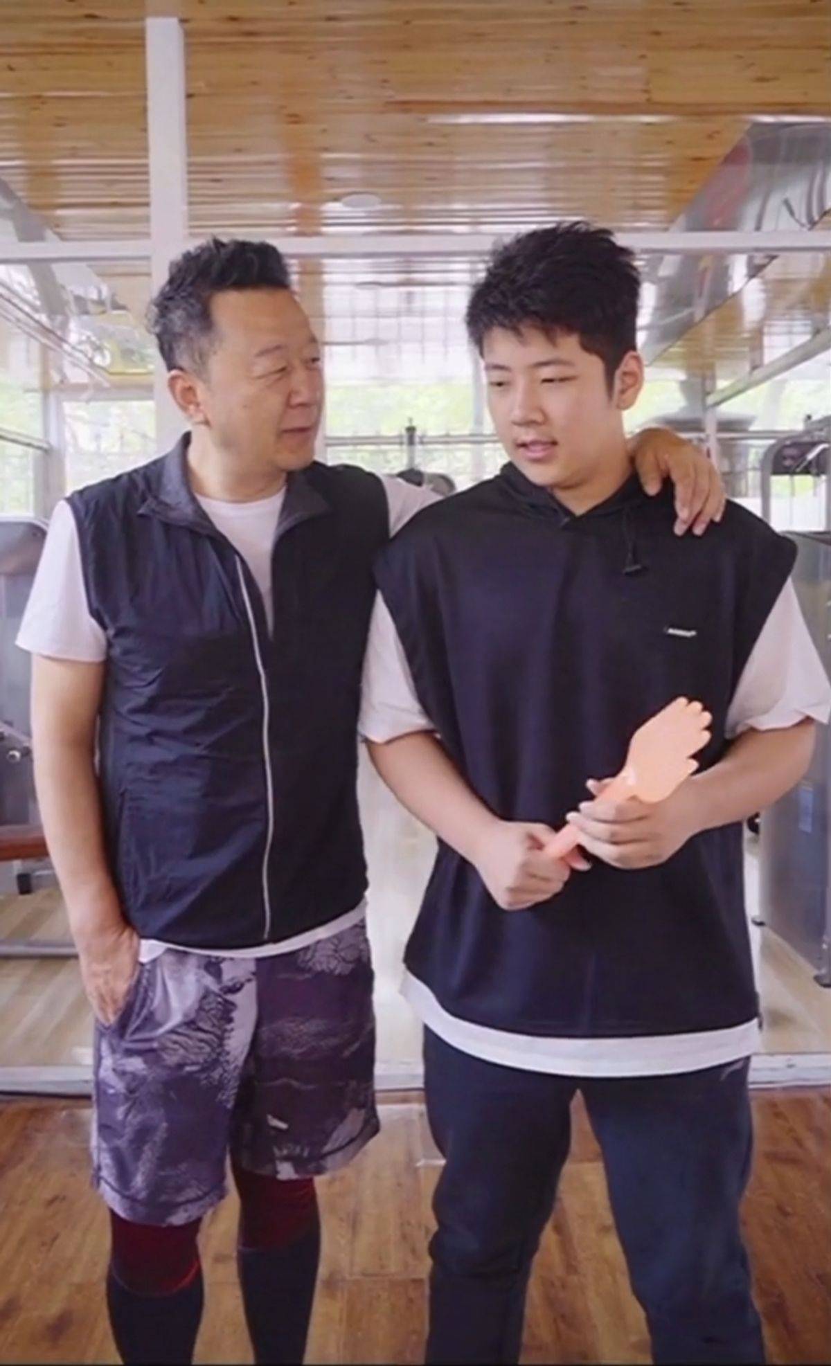 郭涛罕晒与儿子合照!13岁石头比父亲还高!却被网友嘲像是爷孙俩