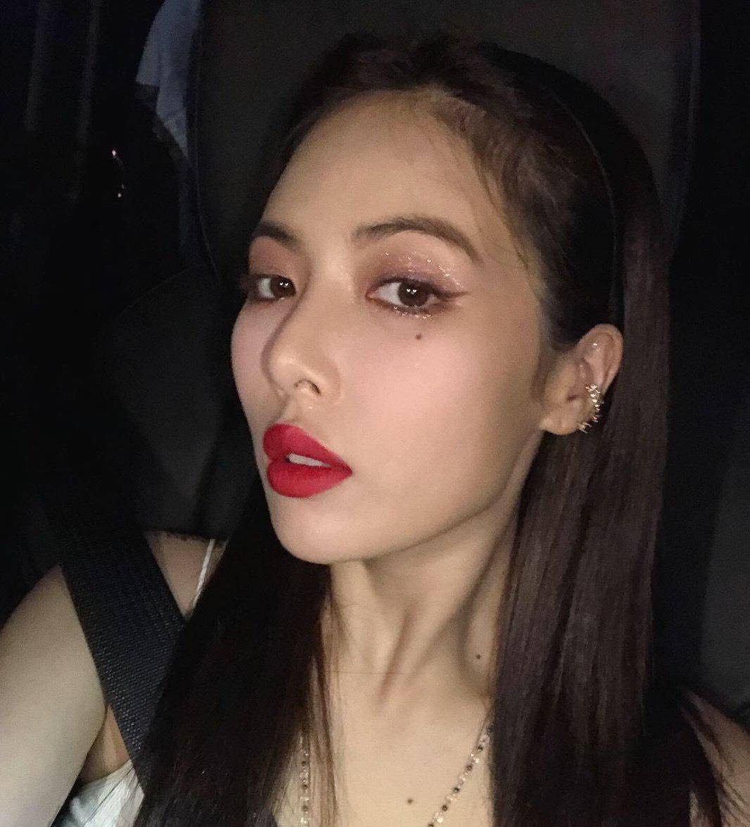 泫雅最新美照穿粉色碎花裙甜美又可爱笑起来超吸晴颜值回升