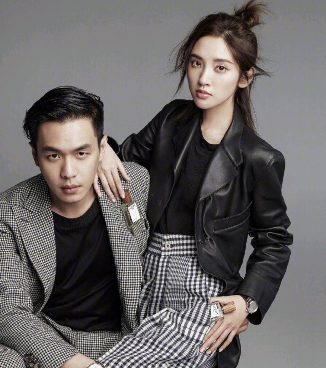 原创张若昀唐艺昕婚后合体,同穿西装成最硬核夫妻照,腹部平坦无孕象