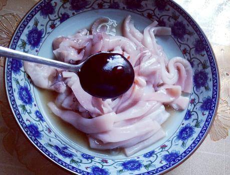 用手将其抓拌均匀;制作过程:第一步,鱿鱼准备出适量,将其去除内脏