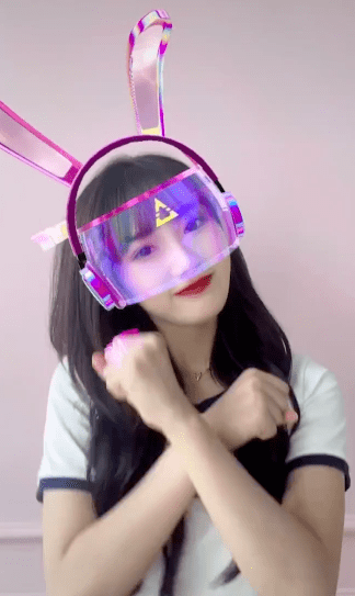 原创网红林晚晚带弟弟拍视频又被质疑用替身嘴巴与之前不一样撞脸柳岩