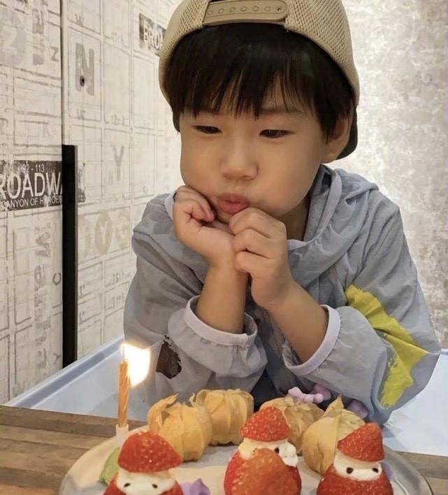 原创ella晒全家福为儿子庆生嘟嘴吹蜡烛可爱软萌超级像妈妈