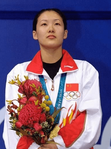 伏明霞女儿18岁生日,梁锦松赠送8千万豪宅,豪门的快乐好简单_谭淑芬