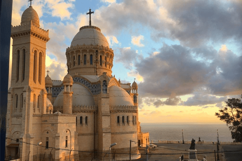 法国的巴黎圣母院虽然被烧了,但是它在非洲阿尔及利亚首都还有一个