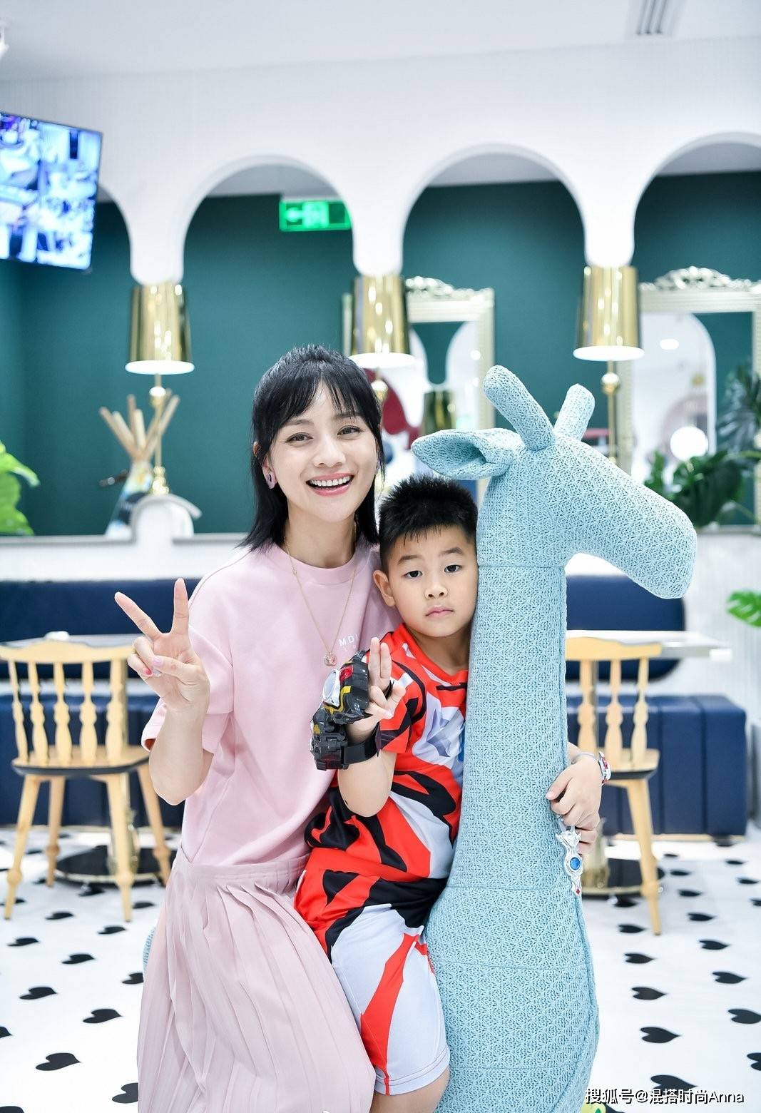 "辣妈"郝蕾母爱满满,穿v领衫拍亲子照,双胞胎儿子呆萌可爱