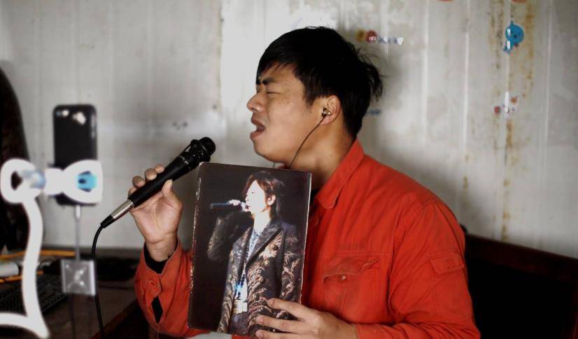 因模仿走红的他,受央视看中登上舞台,后来却因抢刘德华麦被嘲_姚大