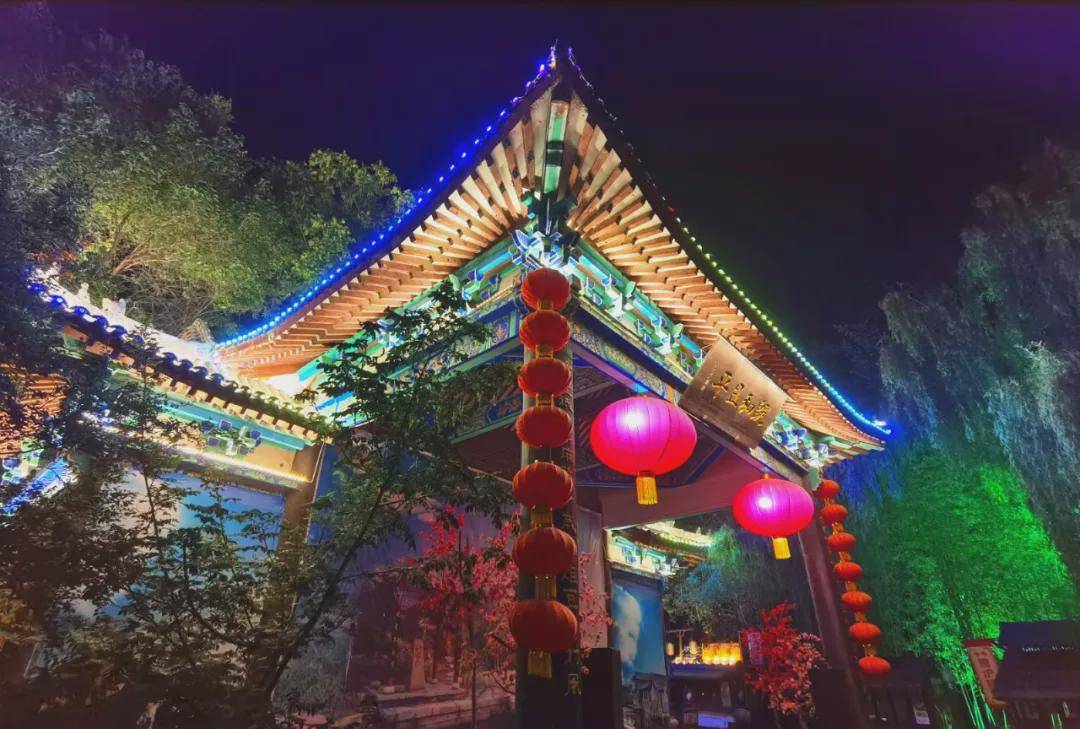 临沂竹泉村夜景图片