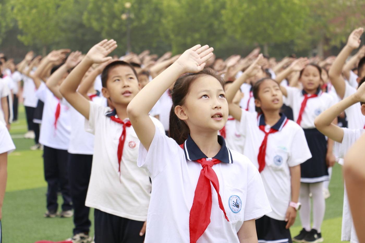 山东滨州:百名小学生加入少年先锋队 立志成才报效祖国_少年儿童