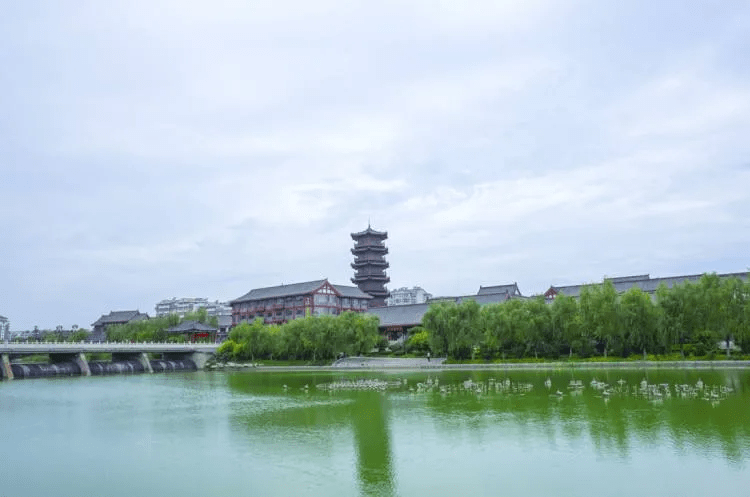 挪不开脚步花好月圆(黄楼花卉)景区花好月圆景区,位于青州市黄楼街道