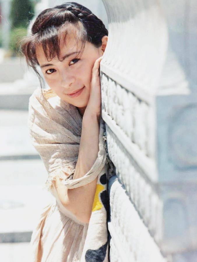 刘佳的故事:出道40年无绯闻,老公身份显赫,60岁依然优雅美丽_黑三角