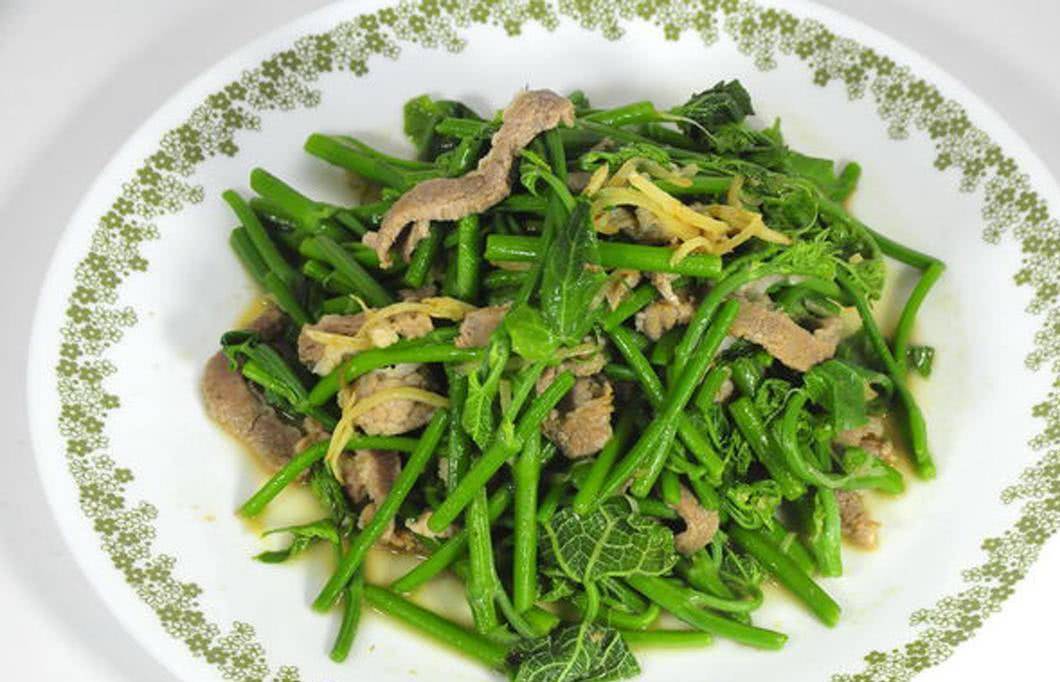 龙须菜就是佛手瓜的嫩芽,如果水量充足则嫩芽抽得肥肥胖胖,炒来又嫩又