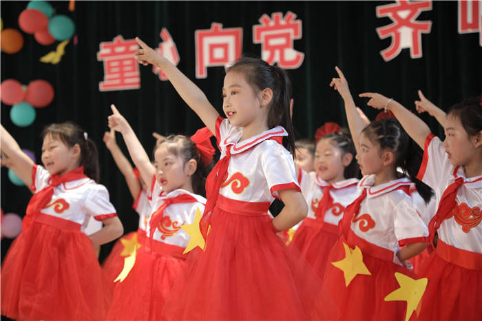 儿童唱红歌妆容图片