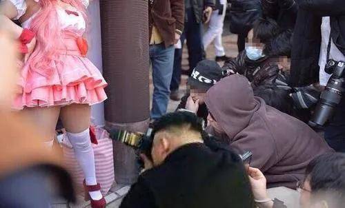 在動漫的圍觀下大家已經沒有了羞恥心,甚至那些cosplay的人反而以為是